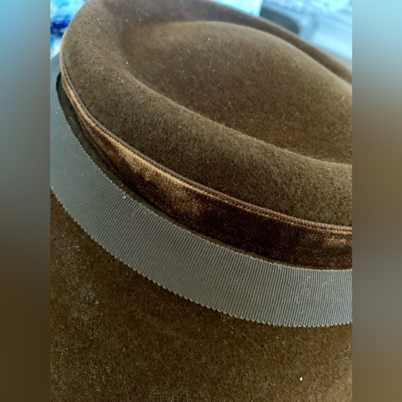 Down Turned Ribbon and Velvet Embellished brim Brown Felted Vintage Hat (1940s) - Picture 3 of 11